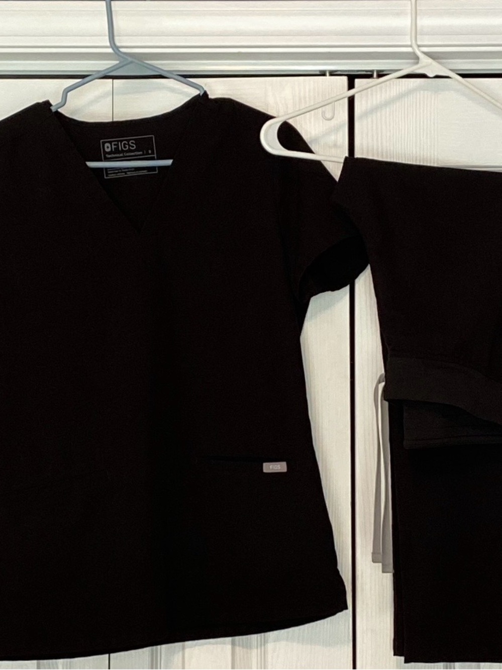 FIGS Black V-Neck Short Sleeve Scrub Top and Pant Set - Small/Petite